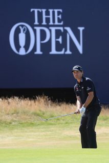 Kevin Kisner made the most of the easier scoring conditions in the morning to lead the Open with a 66