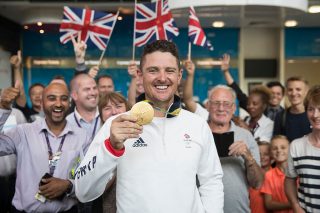 Justin Rose y Laura Davies reciben los premios de reconocimiento de la PGA - Noticias de golf | Revista de golf